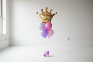 A helium bouquet with a crown shaped foil